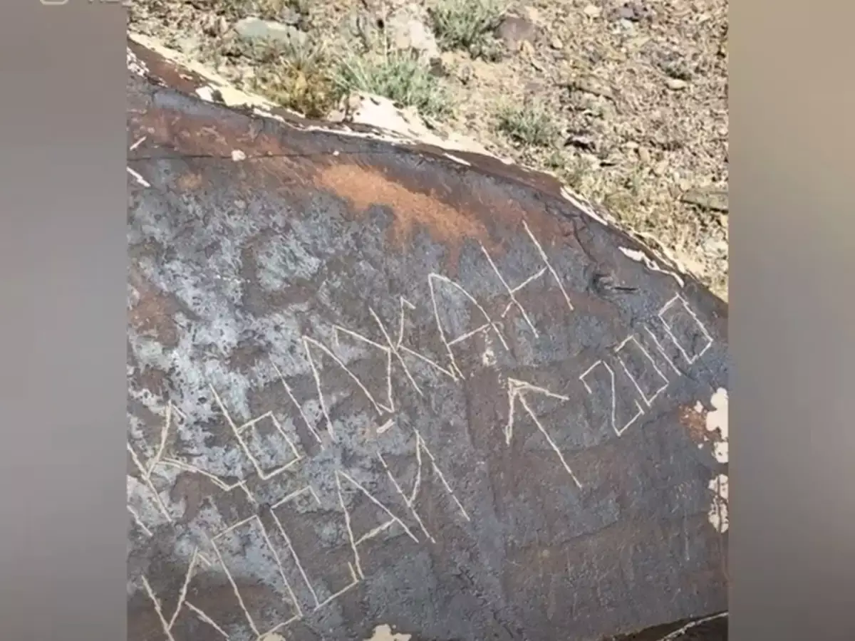 В Актау вандалы испортили древнеказахские исторические камни