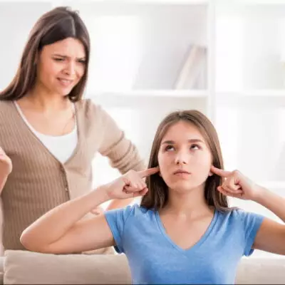 Как наладить отношения с подростком: психологи дали родителям ряд советов