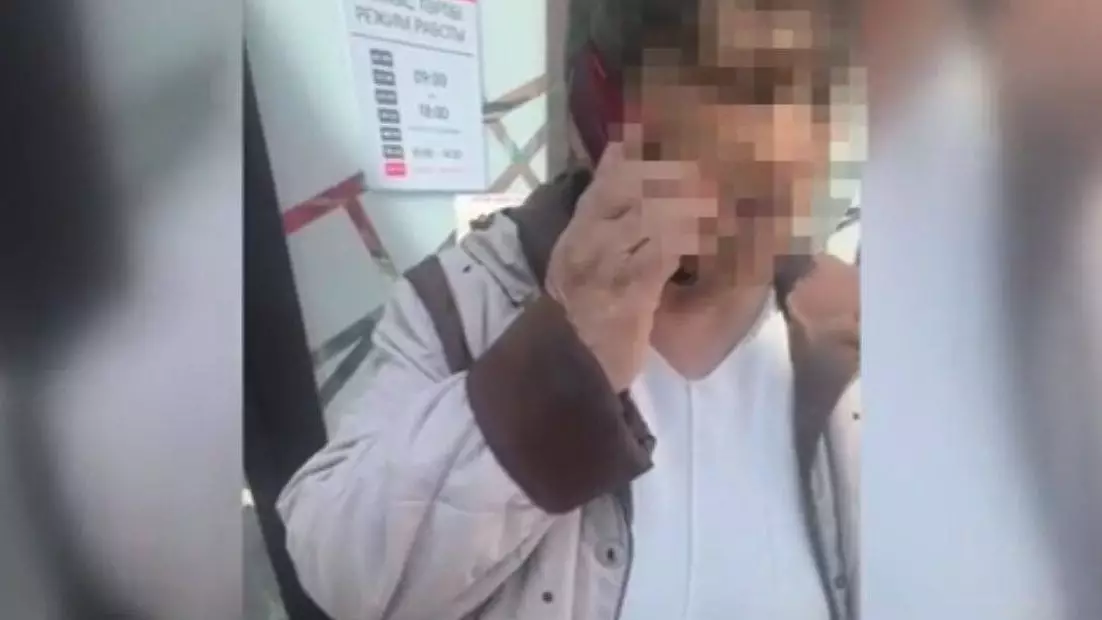«Ползите до банкомата» - полицейские сняли на видео, как мошенник пытался обмануть бабушку