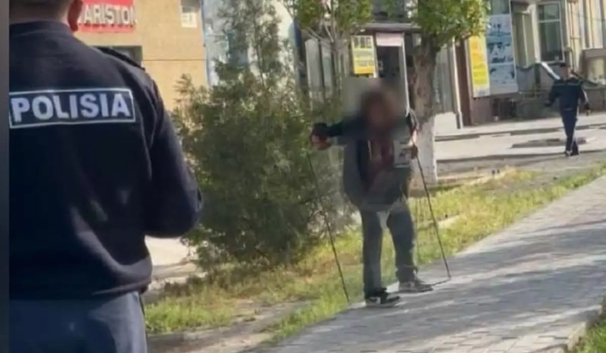 Мужчина попытался перерезать себе горло на улице в Туркестане (ВИДЕО)