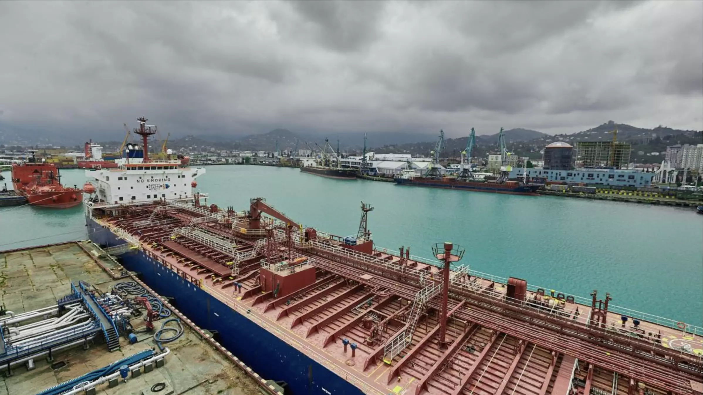 Более 6 тыс. тонн аммиачной селитры отправили на экспорт из Актау в порт Батуми