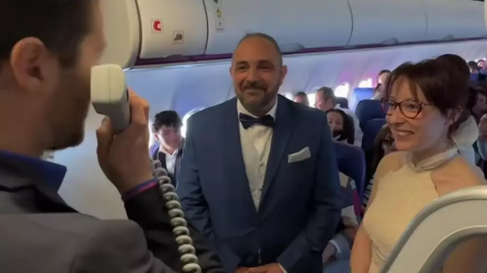 "Высокие отношения": пара сыграла свадьбу на борту самолета