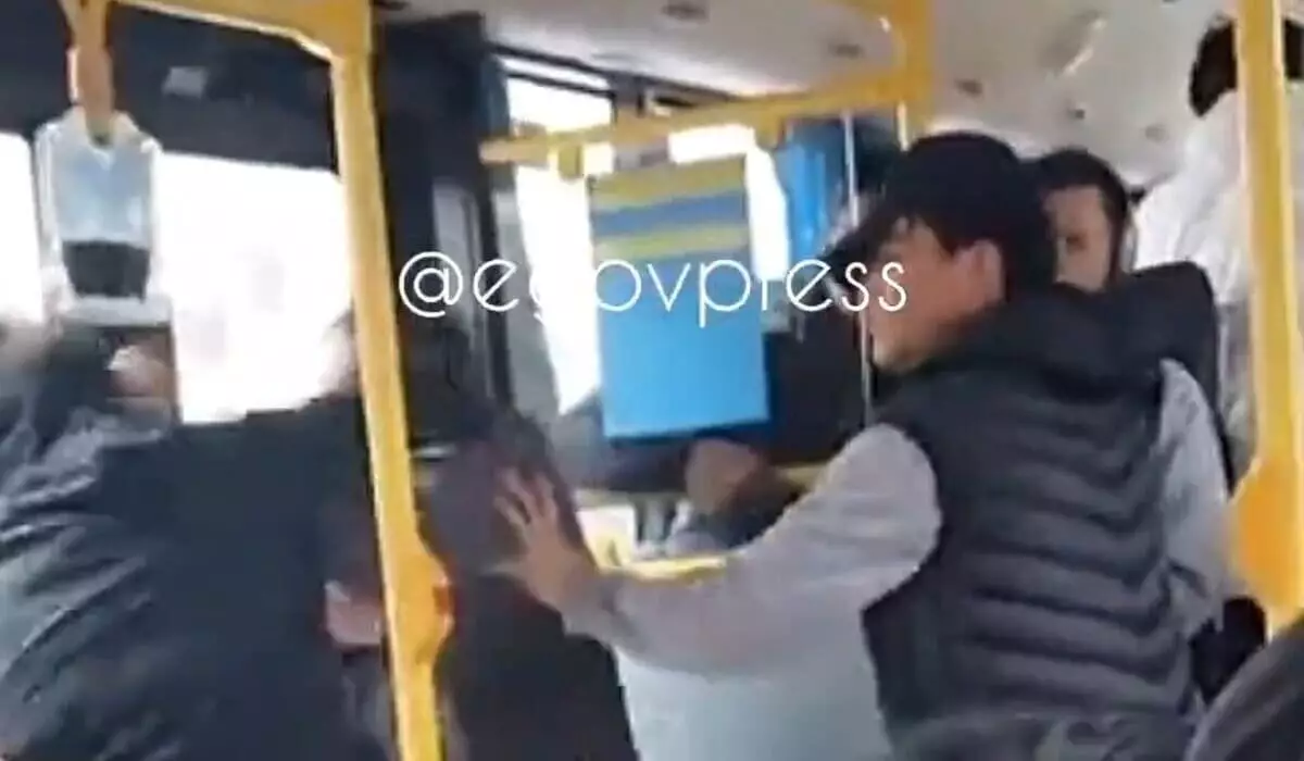 Пассажир жестоко избил кондуктора в автобусе в Алматы (ВИДЕО)
