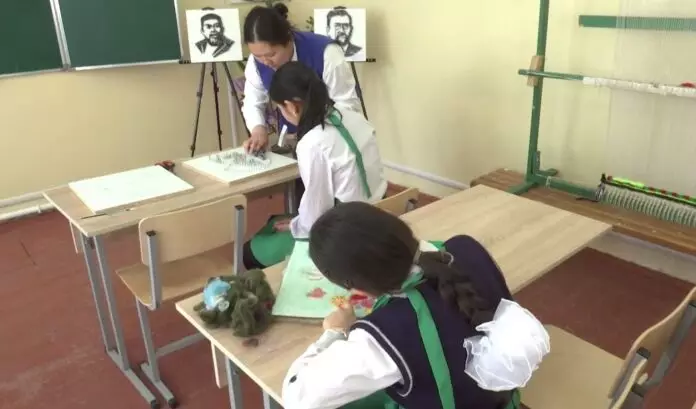 В арт-объект превратили коридоры в одной из школ Туркестанской области