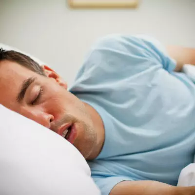 Как спать с заложенным носом: 8 полезных лайфхаков, которые существенно облегчат вам жизнь