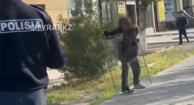 Приставил лист стекла к шее: полицейские Туркестана спасли мужчину
