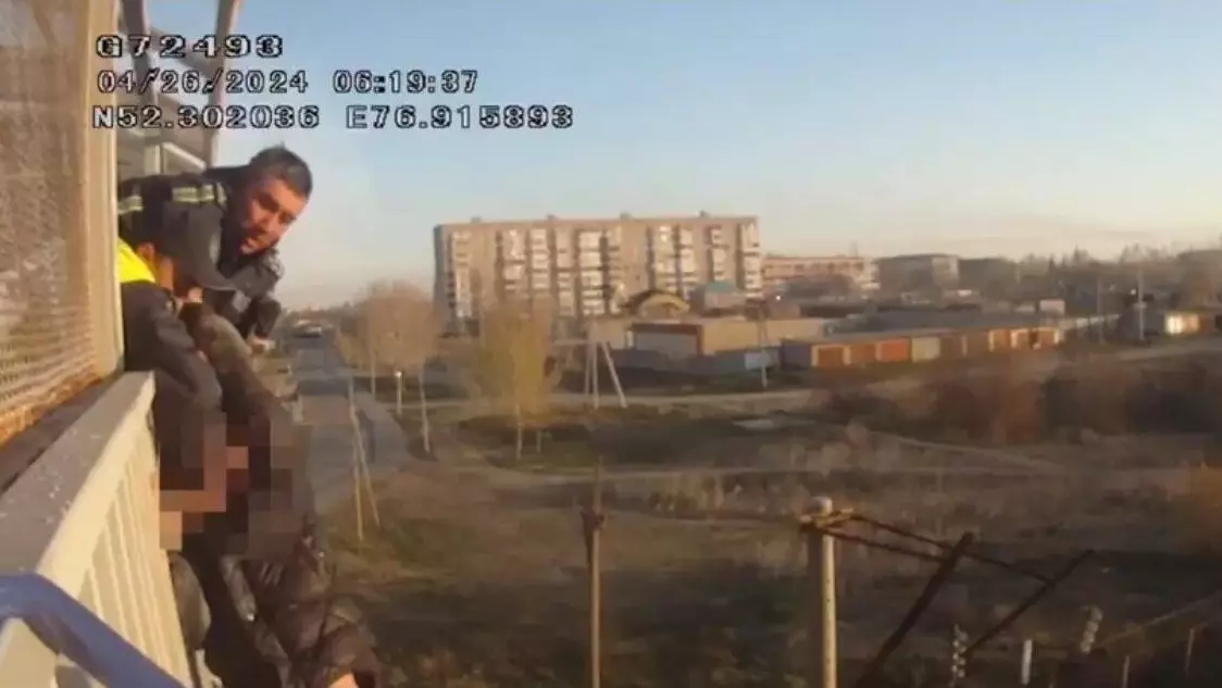Пьяный мужчина залез на мост в Павлодаре