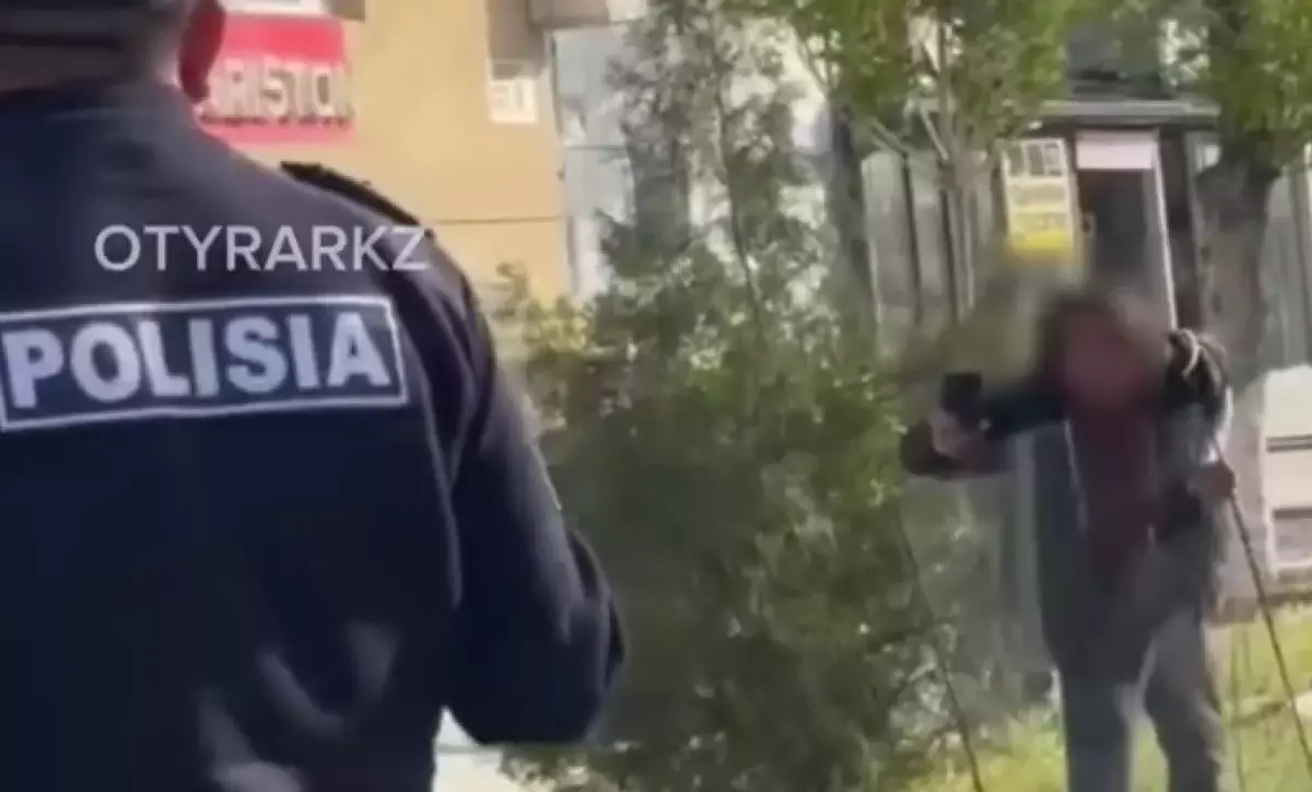 Мужчина с огромным куском стекла у шеи напугал прохожих в Туркестане