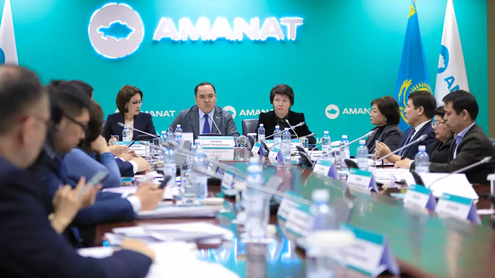 В Amanat обсудили реализацию предвыборных обещаний в области здравоохранения
