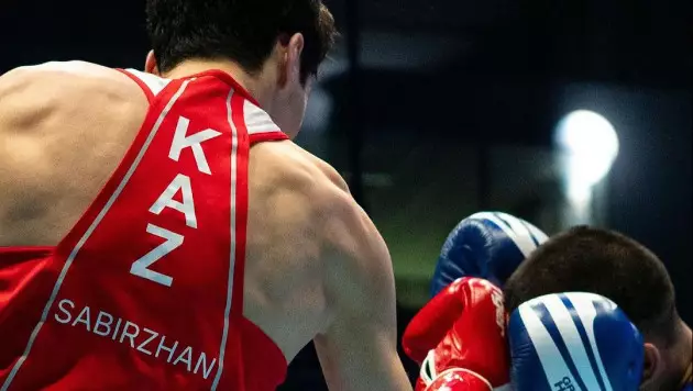 Казахстан понес первую потерю на ЧА по боксу, но есть нокаут Кадырова и победа над Узбекистаном