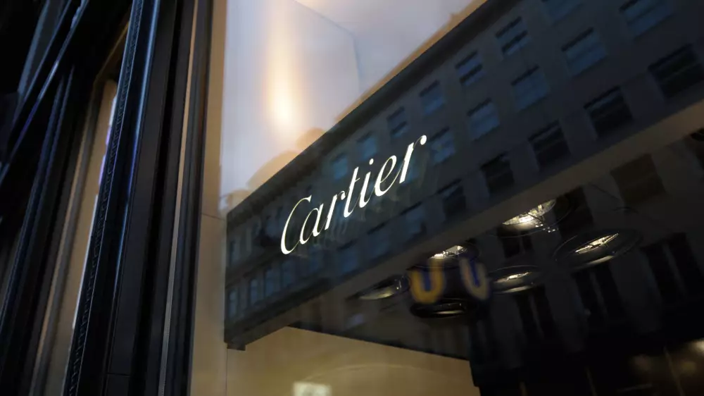 Мужчина купил серьги Cartier за 12 000 тенге вместо 12 миллионов
