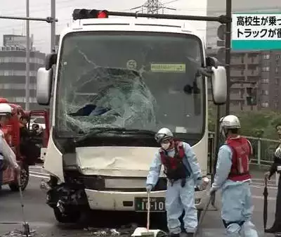 В Японии автобус со школьниками столкнулся с грузовиком, есть пострадавшие
