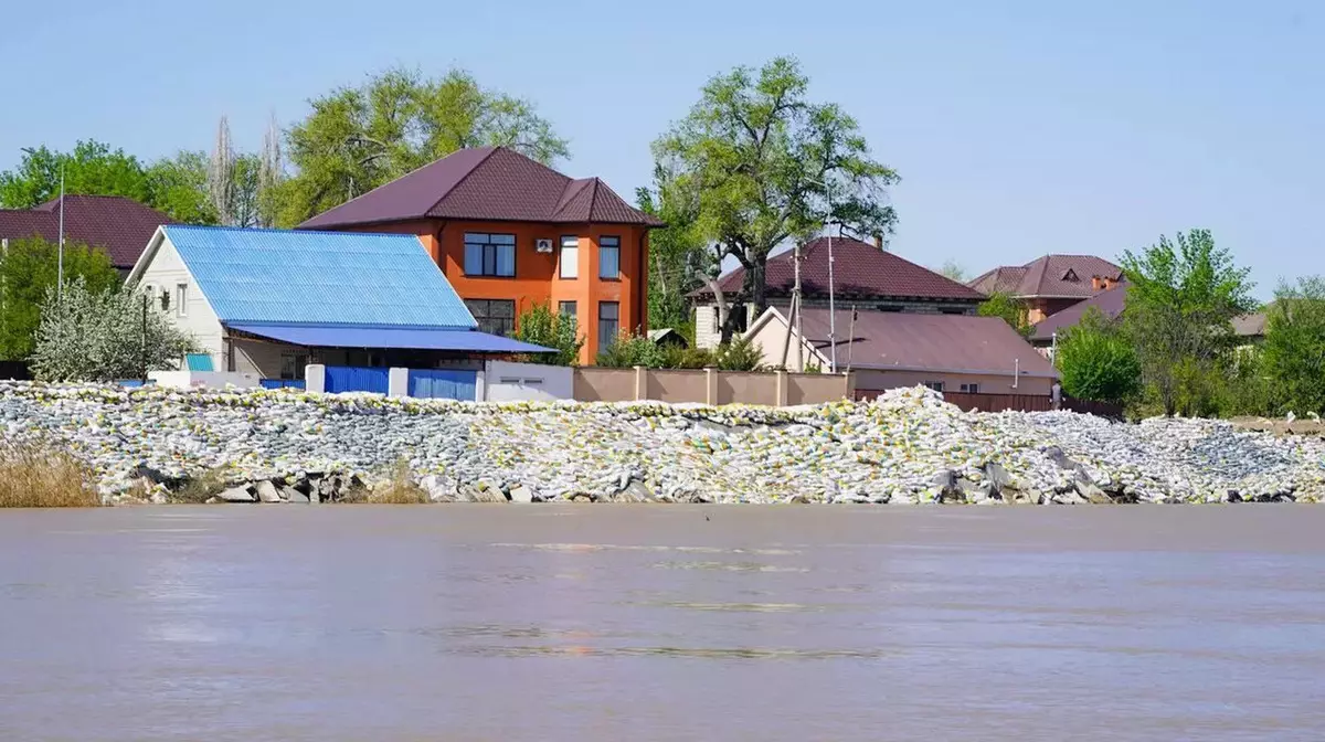 Паводки в Казахстане: тысячи людей вернулись домой