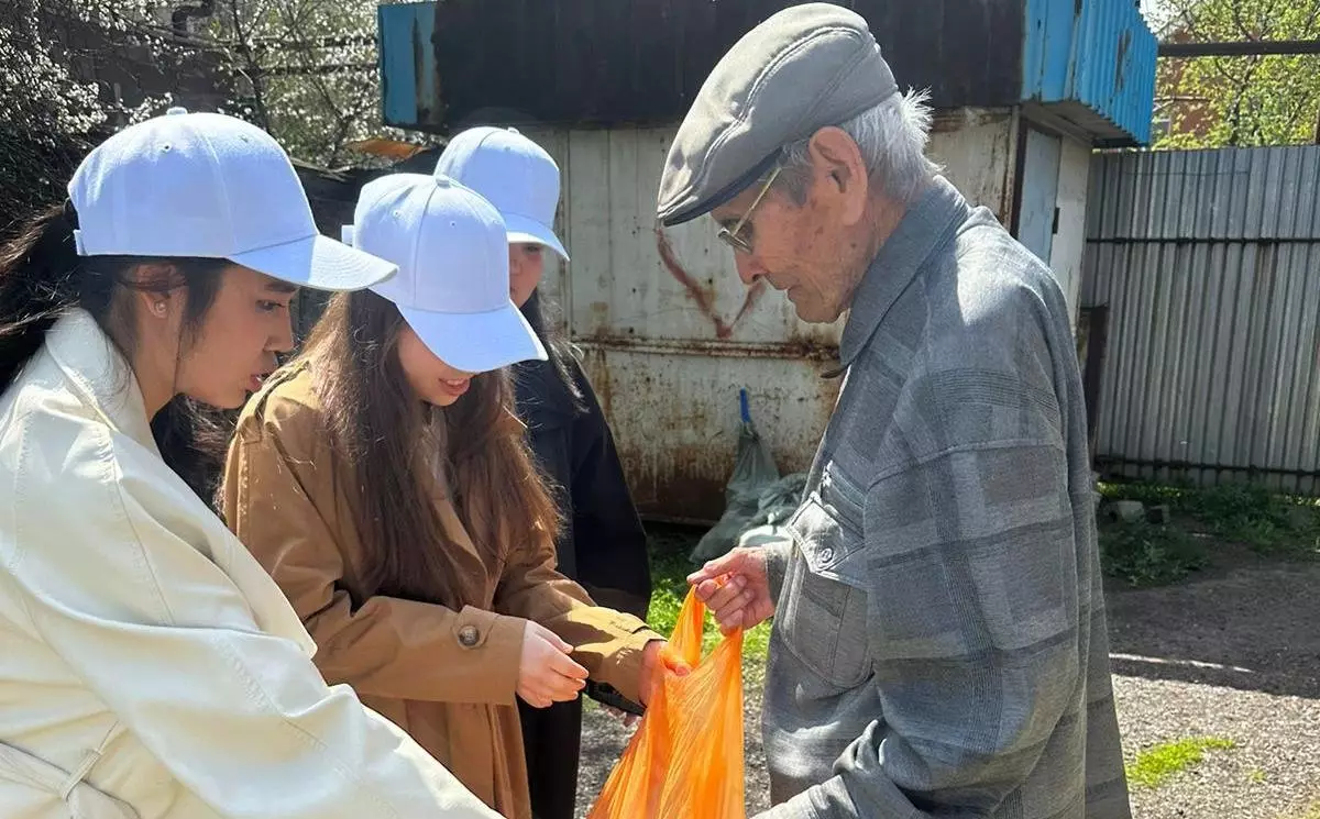 «Помоги ближнему»: алматинцы навели порядок во дворах ветеранов, одиноких пенсионеров