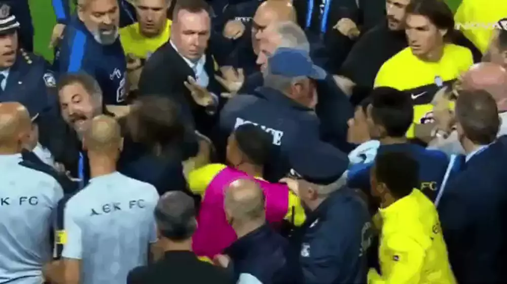 Тренер напал на фанатов после проигранного дерби: видео