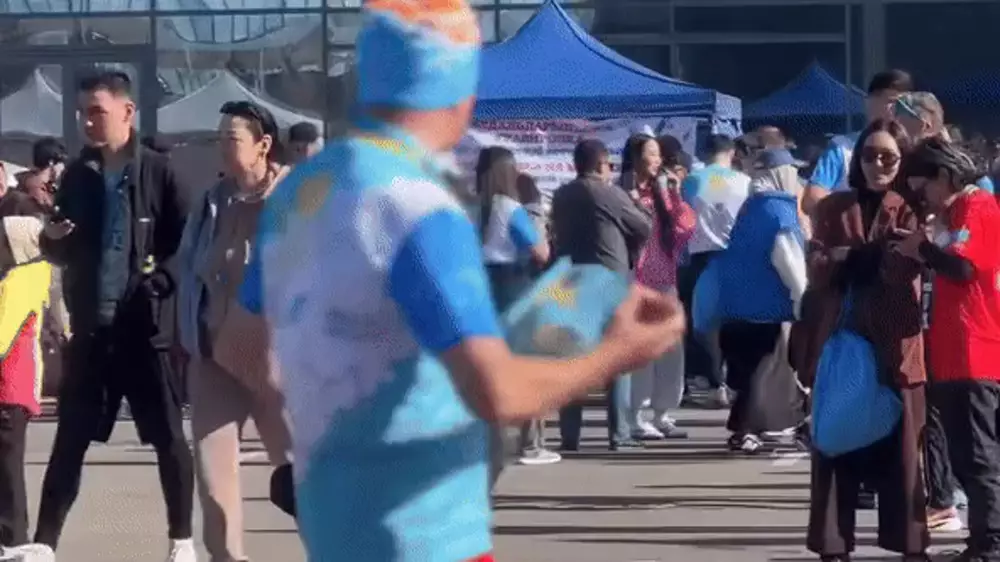 Танец пенсионера-марафонца восхитил казахстанцев