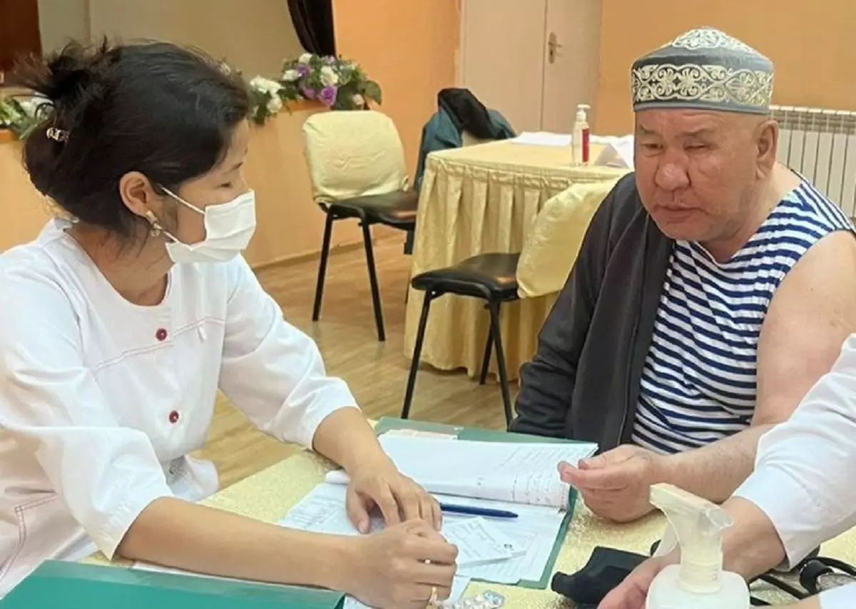 Алматинские врачи провели выездной профилактический осмотр для пожилых людей