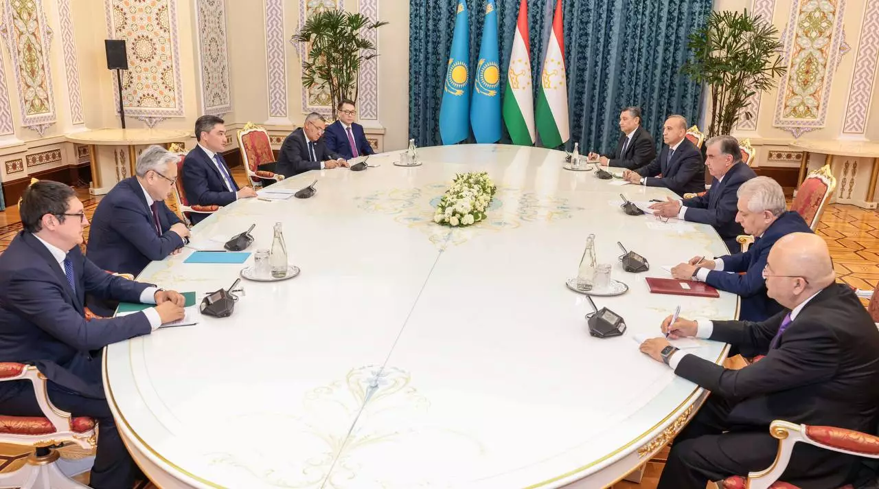 Бектенов обсудил перспективы торгово-экономического сотрудничества с главой правительства Таджикистана