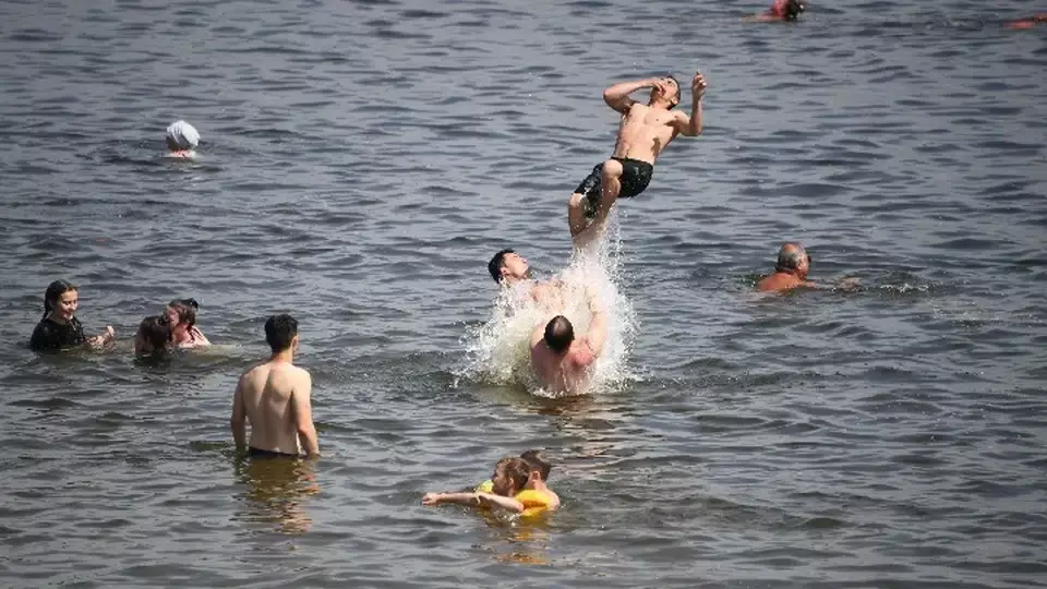 Жители Актау пытаются открыть купальный сезон, но им мешает ДЧС