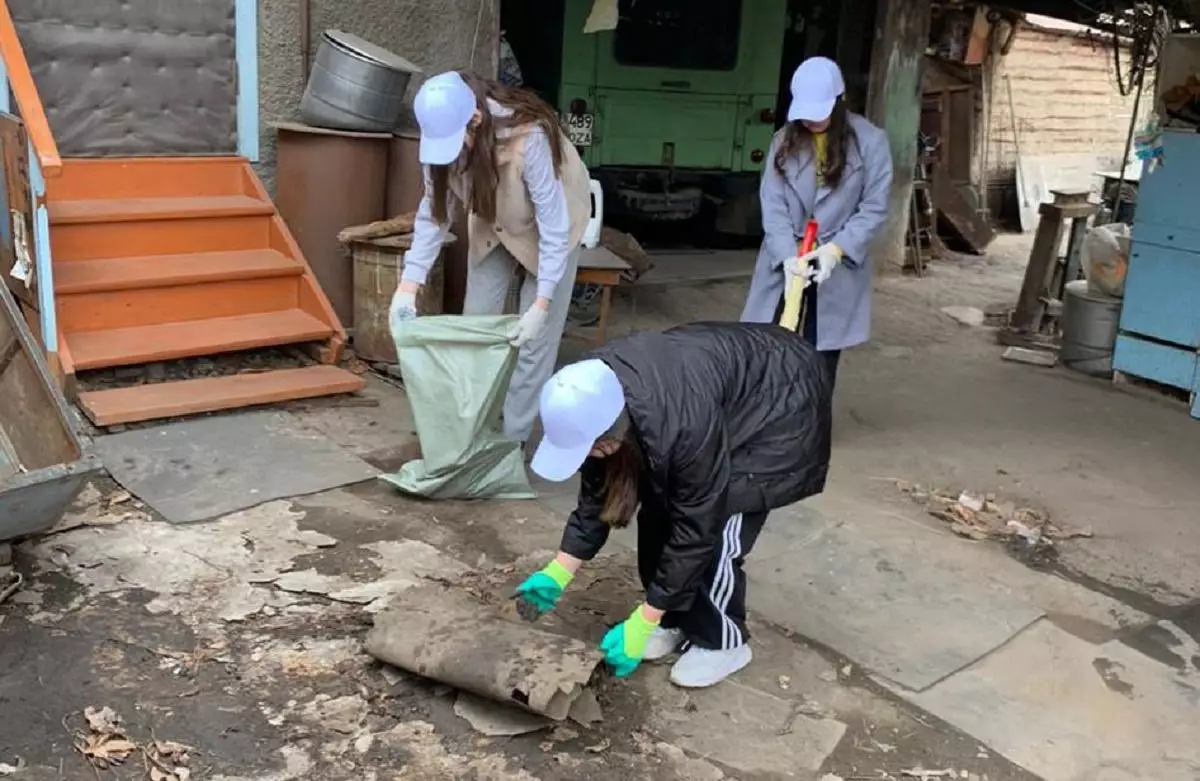 Школьники в рамках кампании «Алматы – наш общий дом» оказали помощь пожилым людям