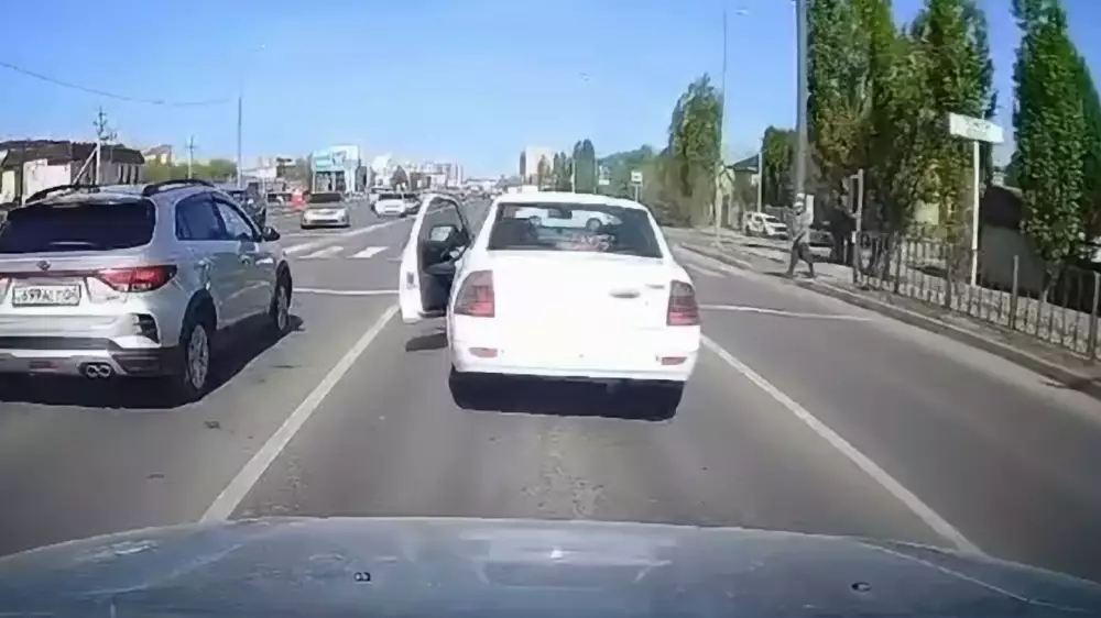 Как штрафуют водителей, плюющихся из машин