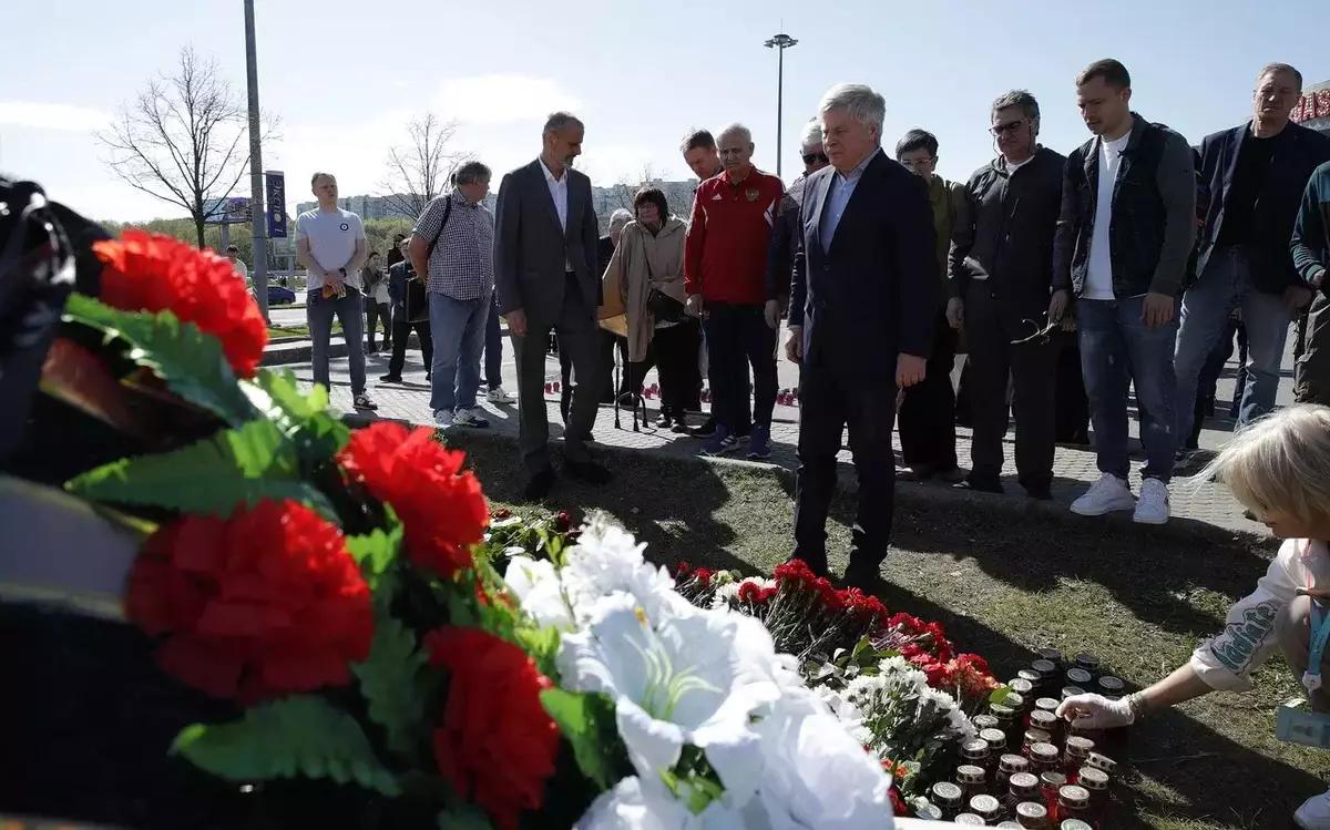 Ветераны футбола возложили цветы к мемориалу на месте трагедии в «Крокус Сити Холле»