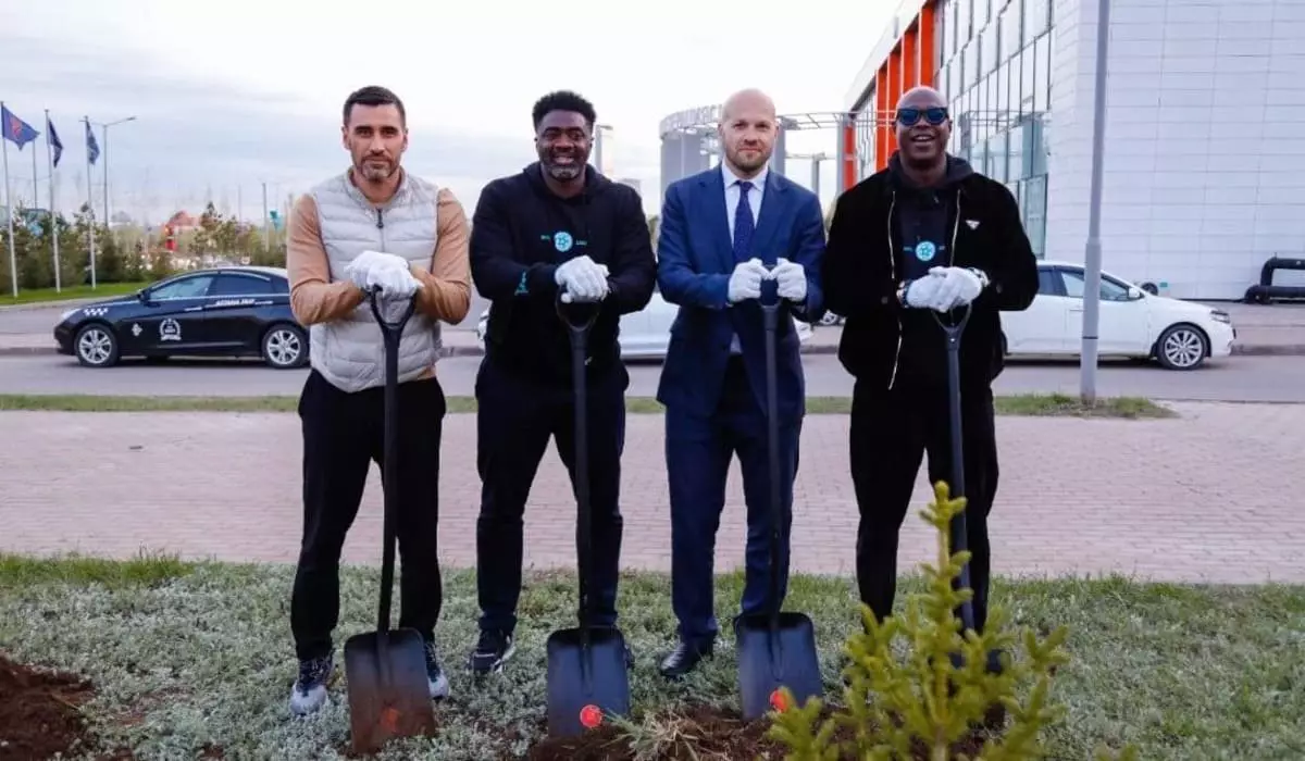 Легендарные футболисты приняли участие в экологической акции «Таза Қазақстан» в Астане (ФОТО, ВИДЕО)