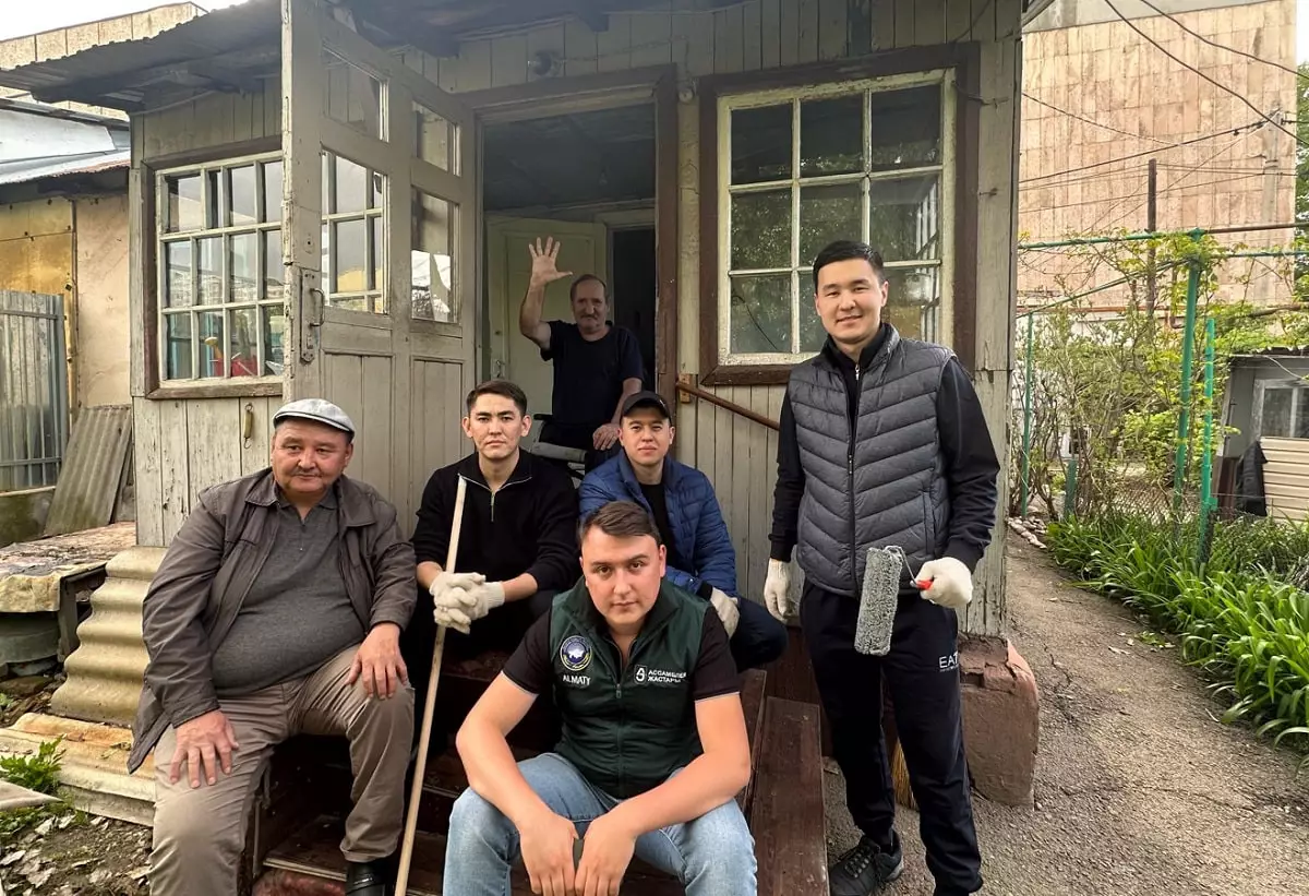 Өнегелі ұрпақ: алматинцы помогают пенсионерам навести порядок во дворах