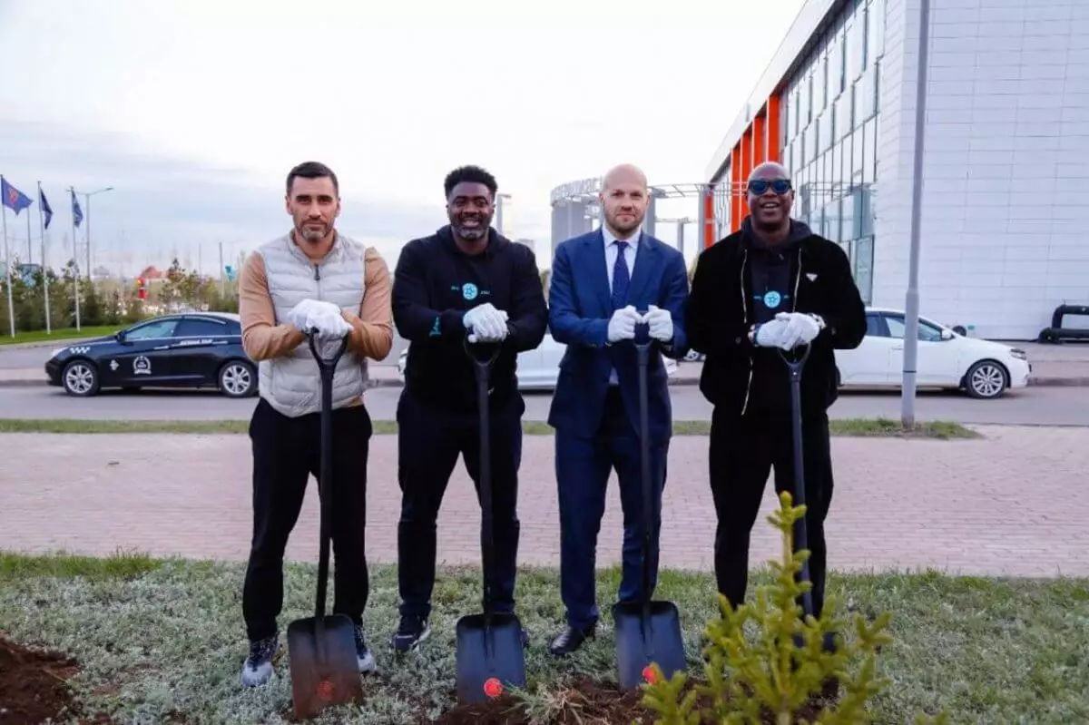 Астанада аты аңызға айналған футболшылар «Таза Қазақстан» экологиялық акциясына қатысты