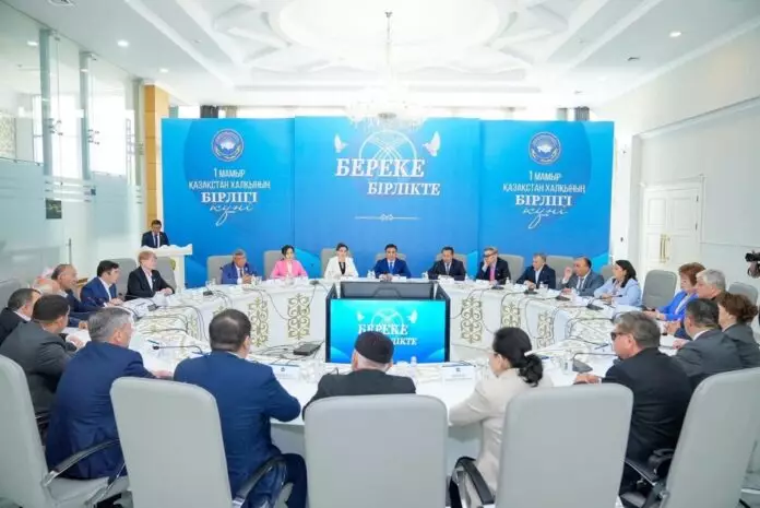 В Шымкенте на День единства народа Казахстана наградили участников ликвидации паводка