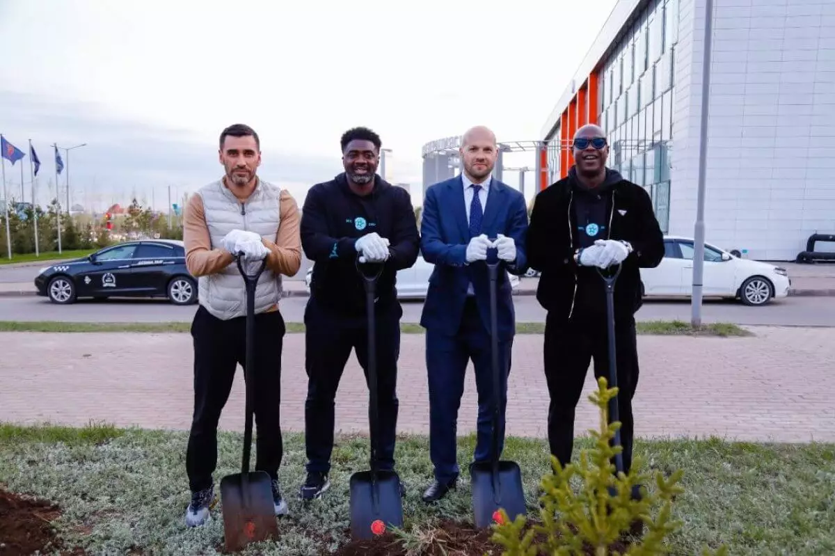 Легендарные футболисты высадили деревья в Астане (ВИДЕО)