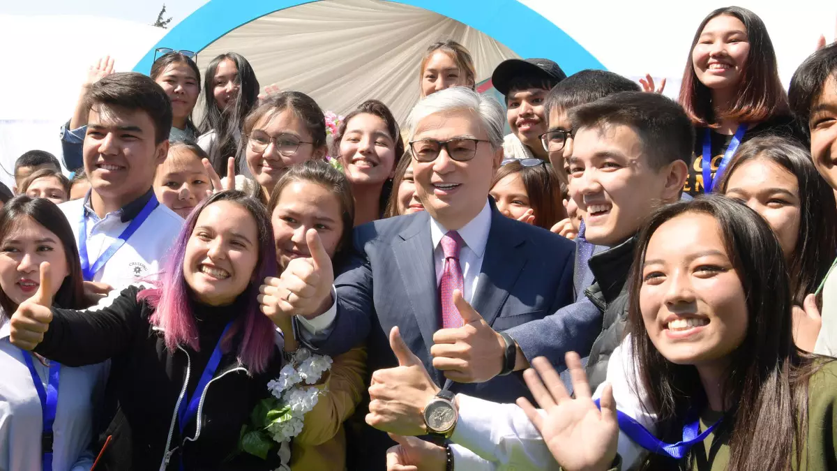Токаев поздравил казахстанцев с Днём единства народа