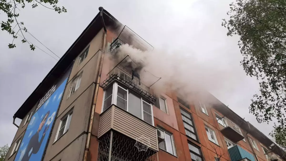 Пятерых жителей эвакуировали из-за пожара в пятиэтажке в Усть-Каменогорске