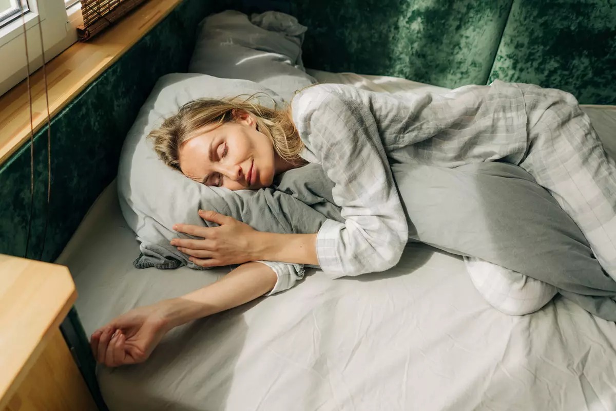 Ученые заявили, что длительный сон на выходных помогает бороться с депрессией