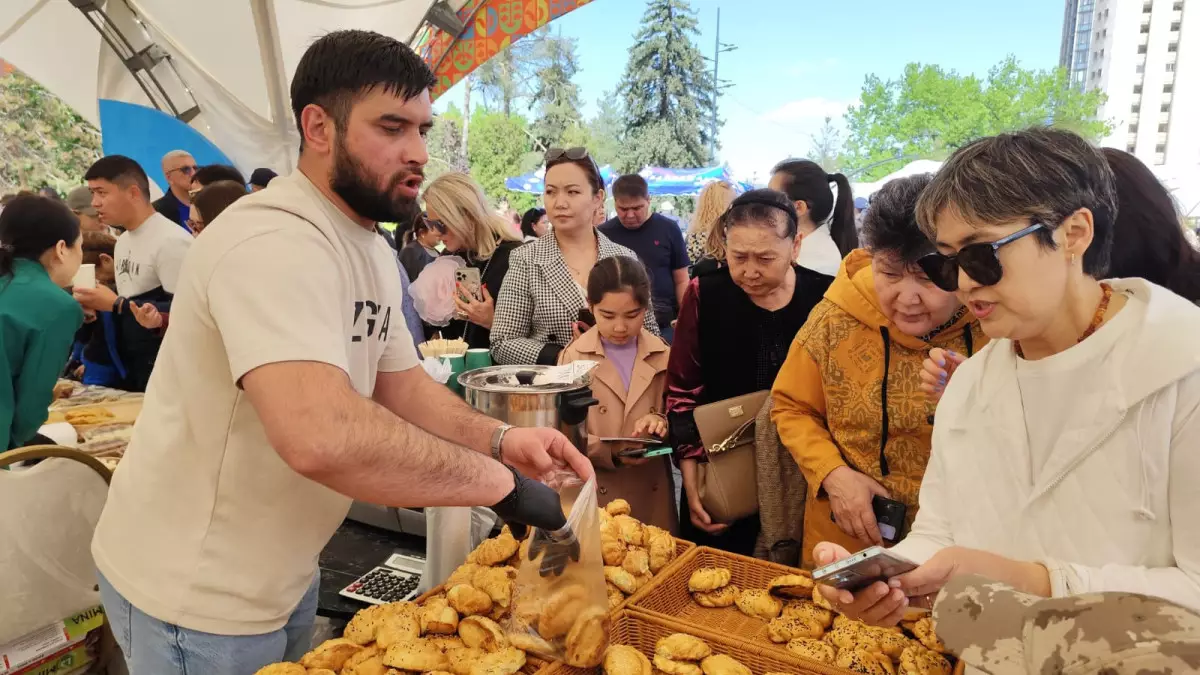 Бауырсаки, лагман, кимчи и блины. В Алматы встречают День единства народа Казахстана