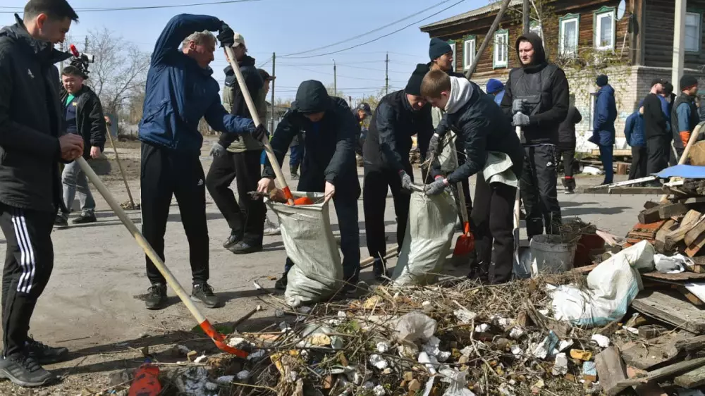 В СКО 1 мая пострадавшим от паводков помогли убрать дворы от мусора и завалов