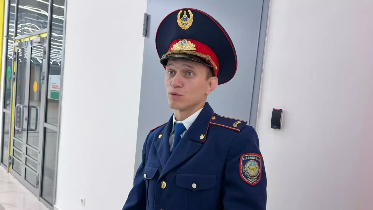 Полицейский Геннадий Вездецкий из Акмолиснкой области свободно владеет казахским
