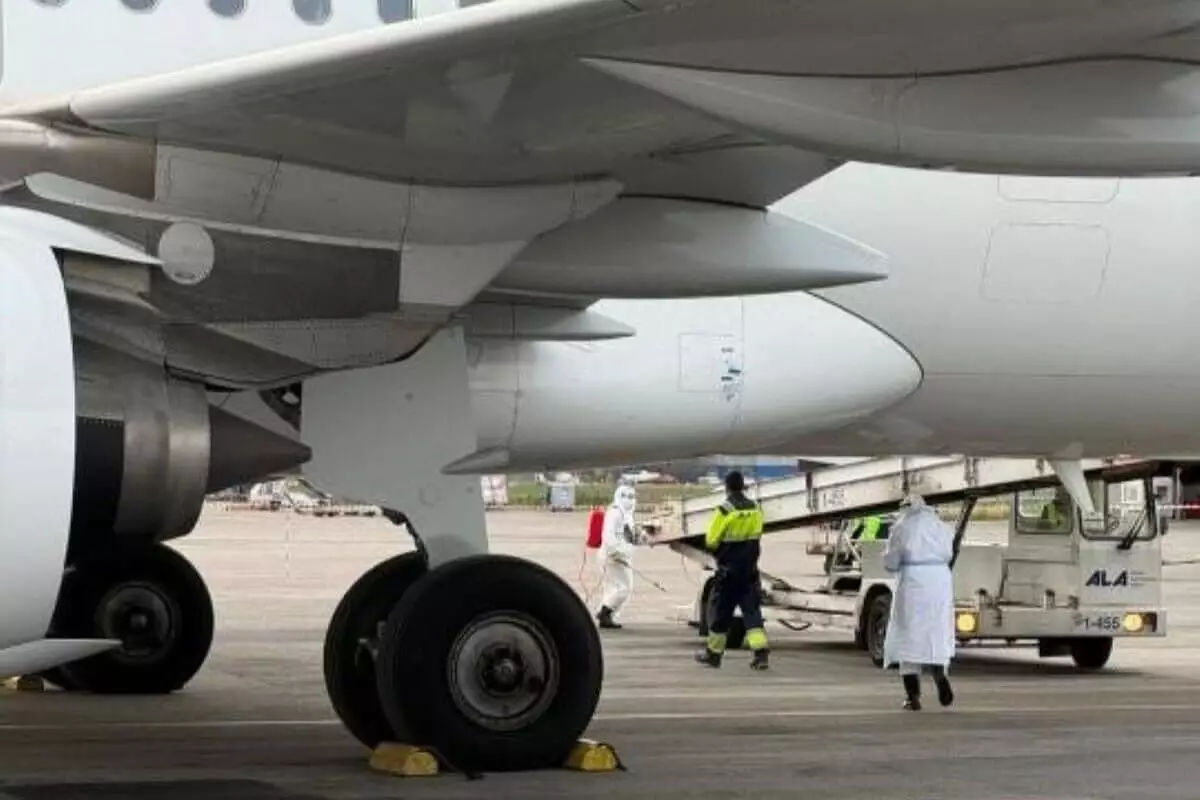 Двоих пассажиров Air Astana с подозрением на холеру госпитализировали в Уральске