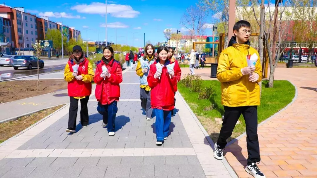 Астаналық волонтерлер мерекеде бауырсақ пен тәттілер таратты