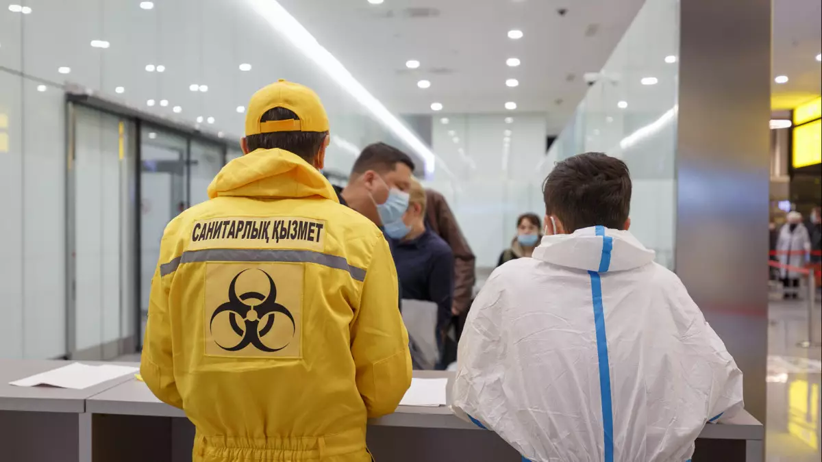 Двоих пассажиров рейса Air Astana госпитализировали с подозрением на холеру