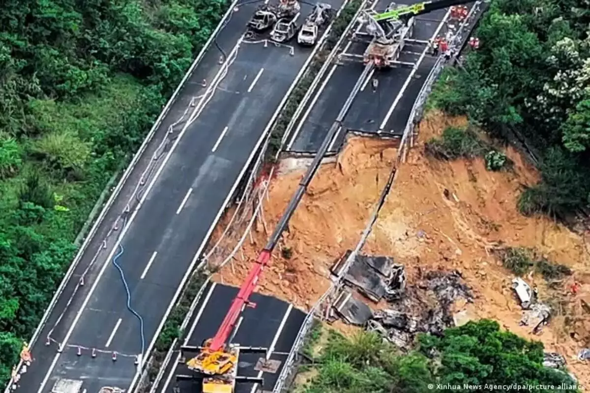 При обрушении автомагистрали 24 человека погибли в Китае