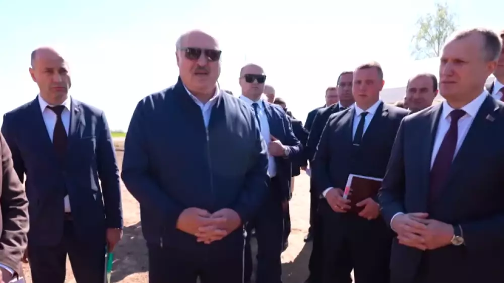 Лукашенко заставил министра рыть землю руками в поле