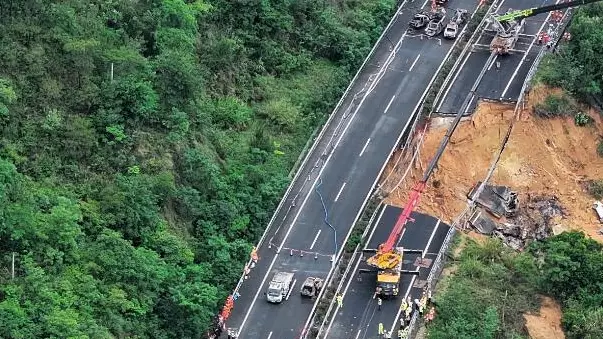 Обвал шоссе на юге Китая: 24 человека погибли, десятки пострадали