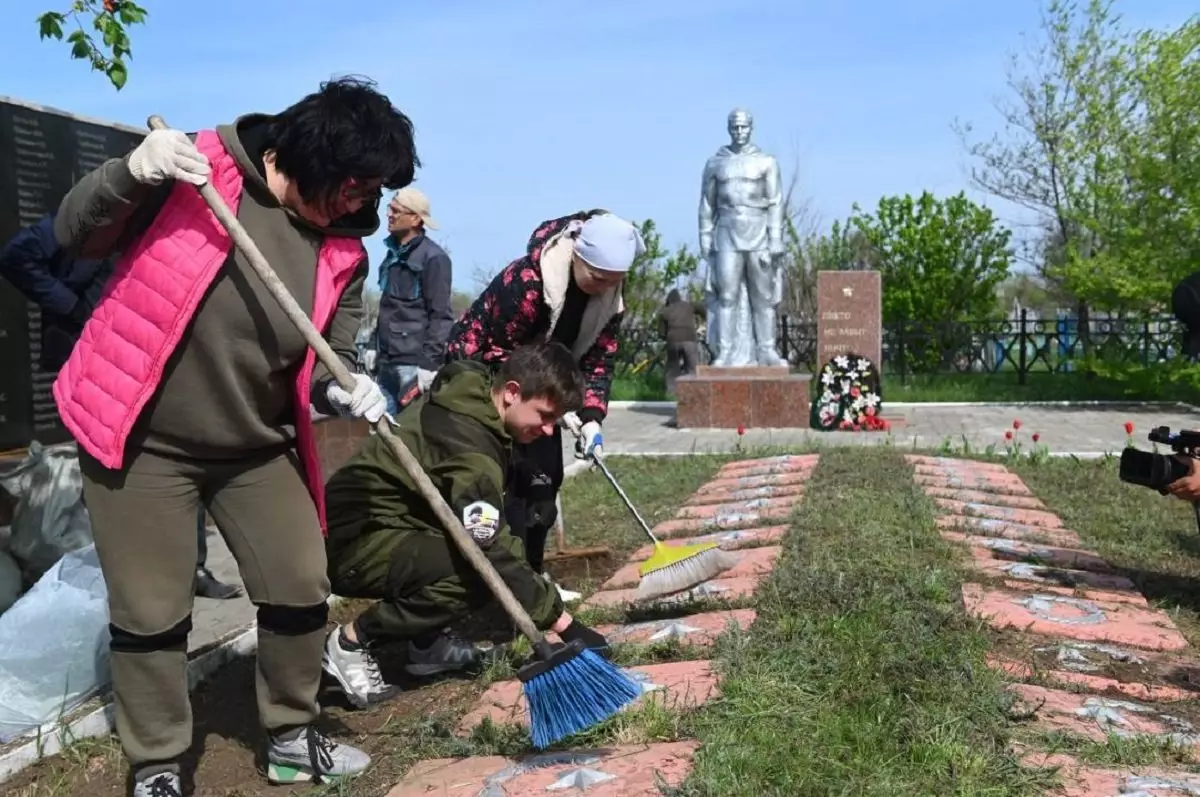Актюбинцы провели уборку на территории «Братской могилы»