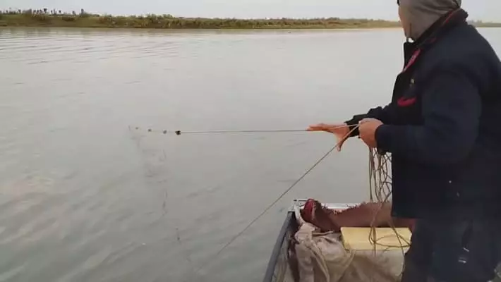 В Ташобласти браконьеры напали на инспекторов экологии и подожгли их лодку