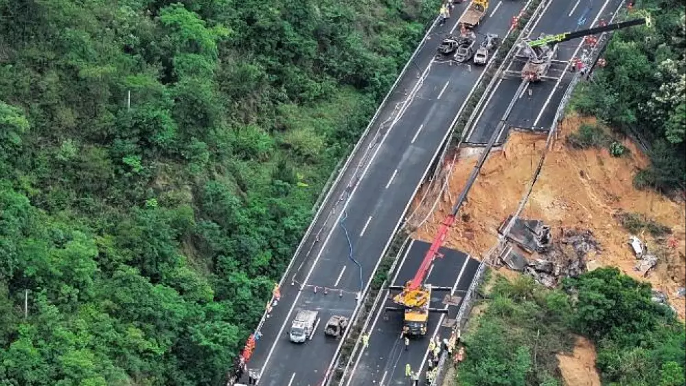Число погибших в результате обвала шоссе в Китае увеличилось до 36 человек