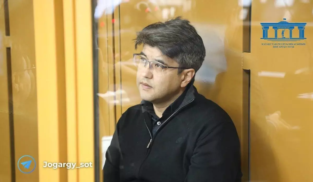 «За Салтанат – пожизненное»: люди с агитнадписями появились на суде над Бишимбаевым