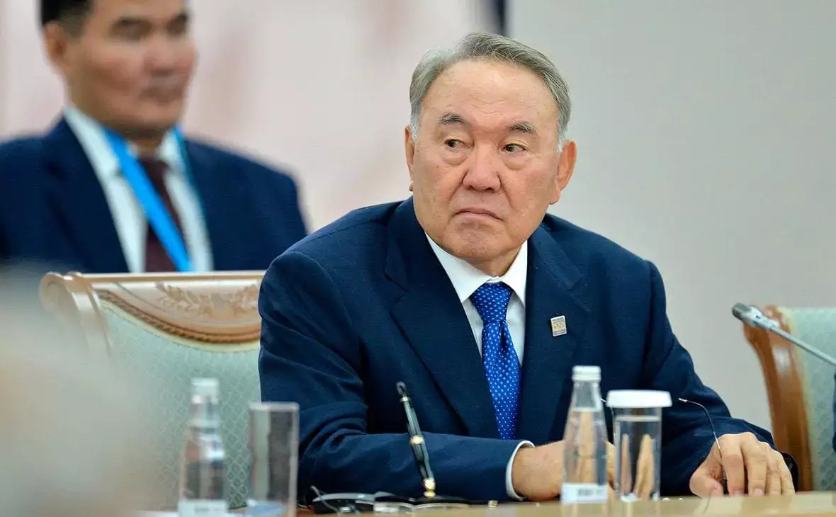 Портрет Назарбаева повесили на мусорные контейнеры в Астане
