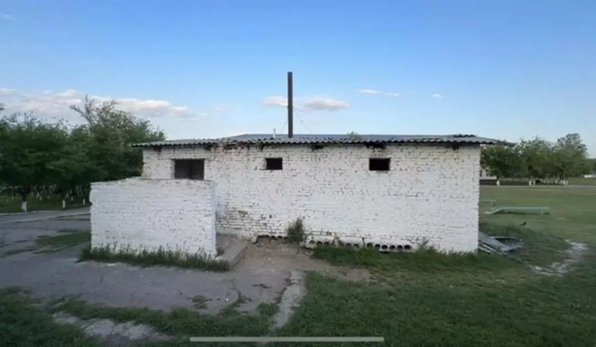 Избитый восьмиклассник скончался в уличном школьном туалете на юге Казахстана