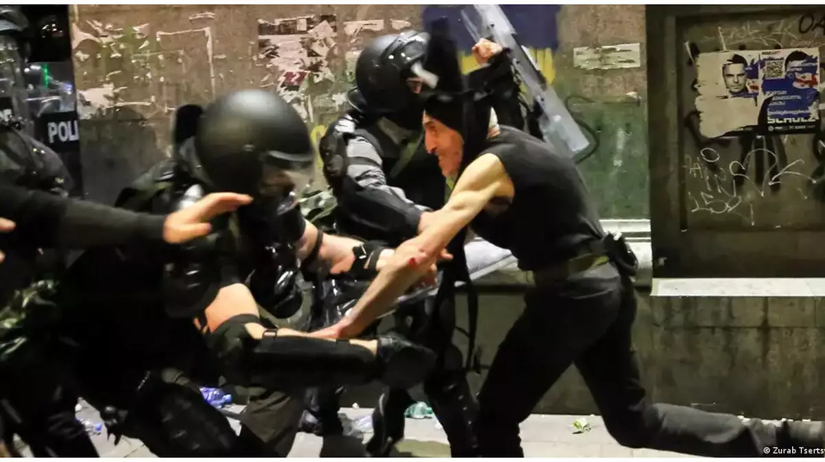 Тбилисиде полиция шерушілерге газ, резеңке оқ, су атқыштар қолданып жатыр